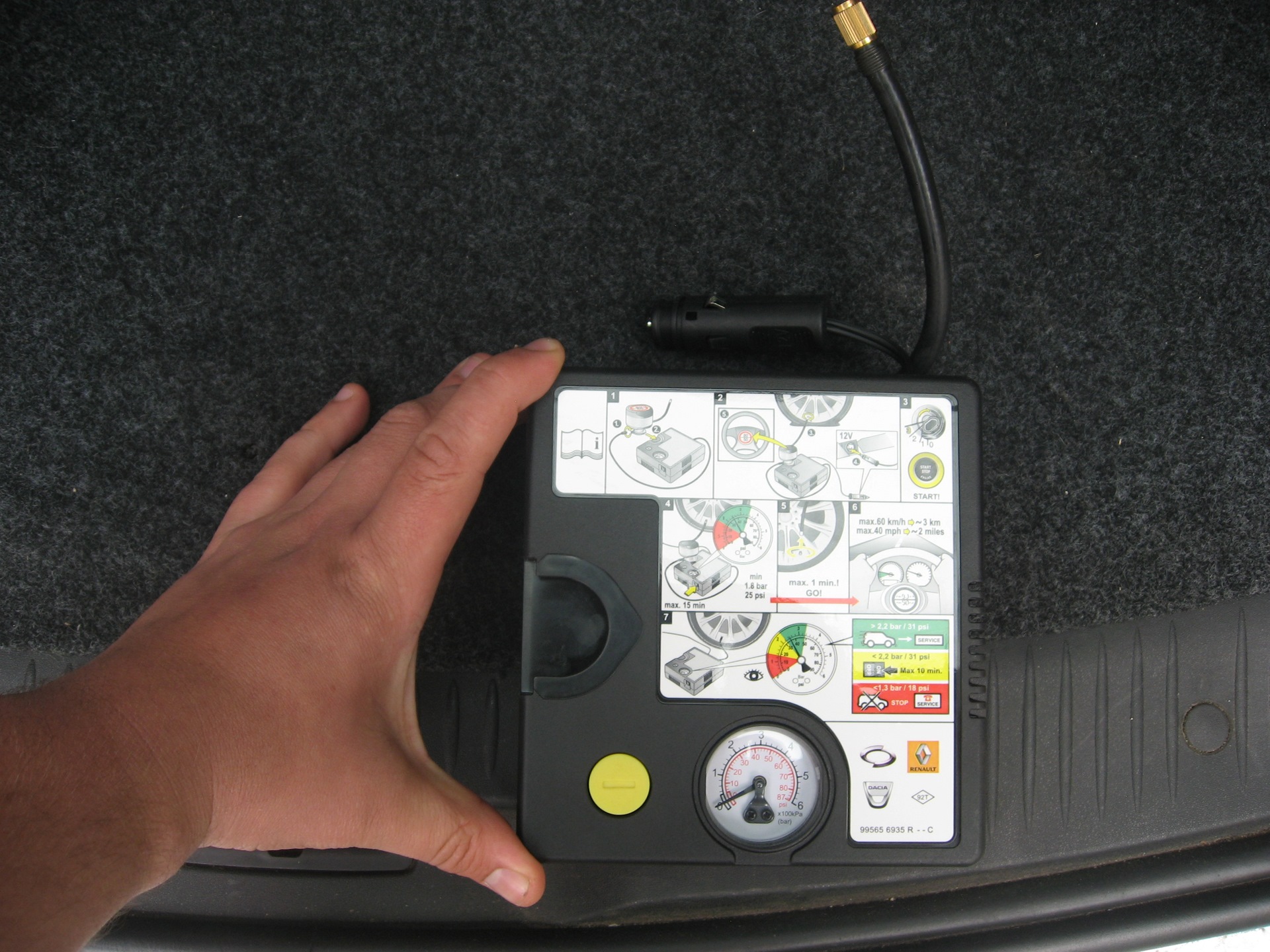 фото компрессора для шин в автомобиле поможет высушить айфон