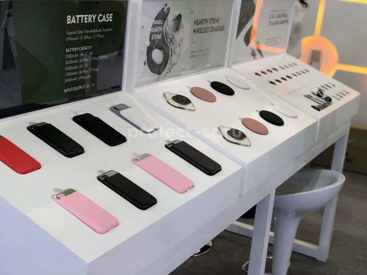 витрина с чехлами-аккумуляторами на iPhone на выставке Бэнкс