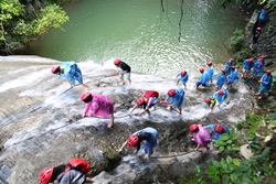 сотрудники бэнкс поднимаются по водопаду фото