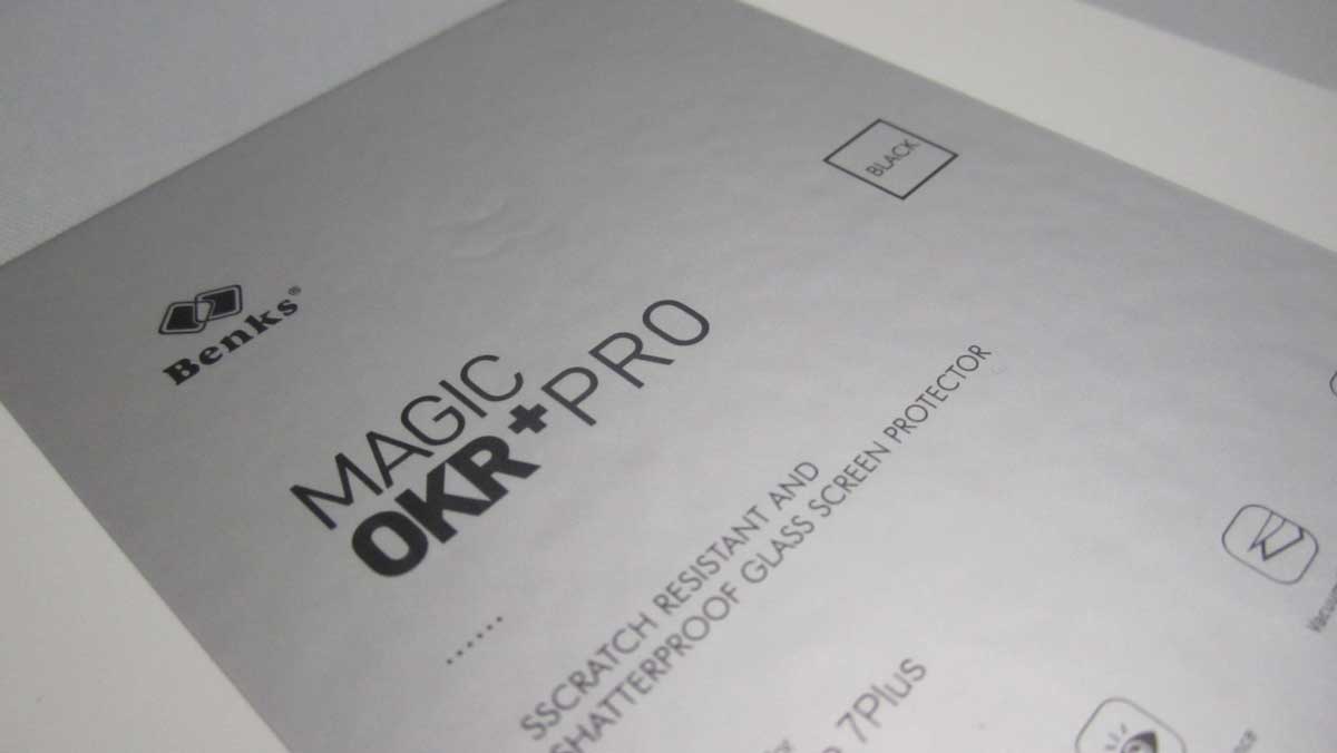 фотография упаковки OKR Pro защитного стекла с 2.5D рамкой