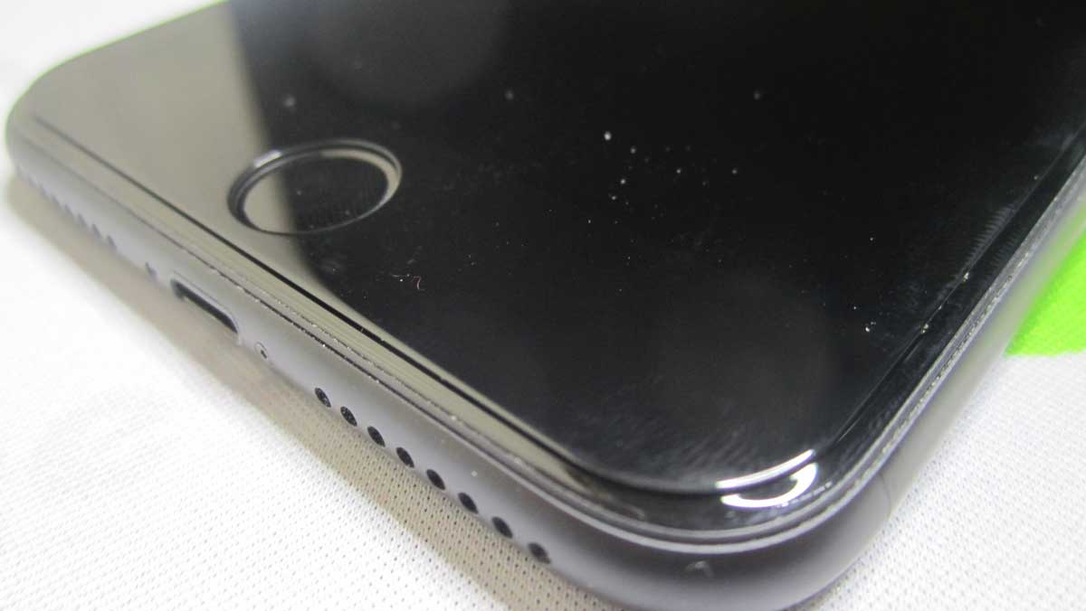 фотография iPhone 7 Plus с наклеенным защитным наностеклом