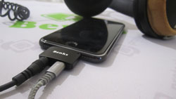 подключаем зарядку и гарнитуру для прослушивания песен iPhone 7