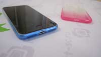 iPhone 7 в голубом чехле от Бэнкс